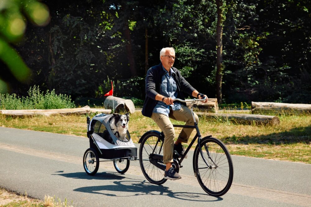 innopet-fietskar-sporty-dog-trailer-fietsen-buiten-2-1000x667